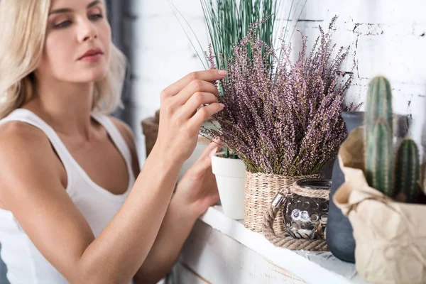 Woman dressing up decorated shelf — Stock Photo, Image