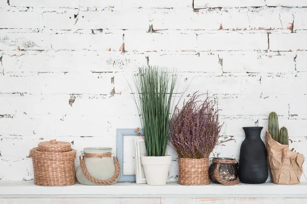 Étagère décorée contre mur de briques — Photo