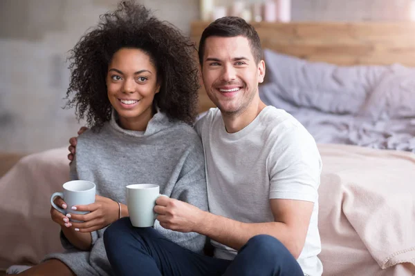 Coppia godendo la loro mattina — Foto Stock