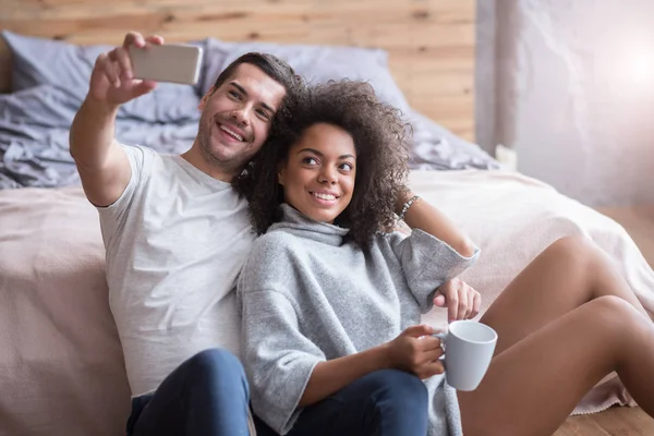 Glückliches Paar macht gemeinsam ein Selfie — Stockfoto