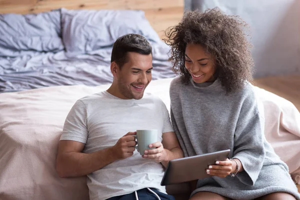 Pareja disfrutando de la película juntos en casa — Foto de Stock