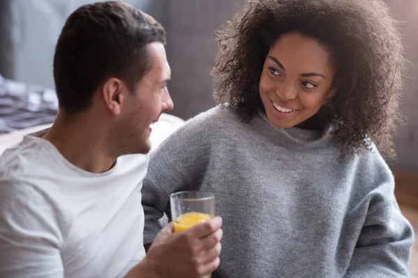 Couple drinking juice together — Stock Photo, Image