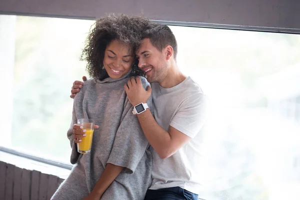 Casal desfrutando de manhã e beber suco . — Fotografia de Stock