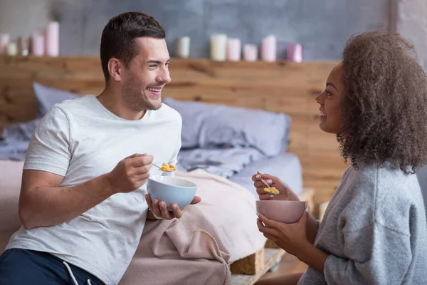 Cuplu luând micul dejun împreună — Fotografie, imagine de stoc
