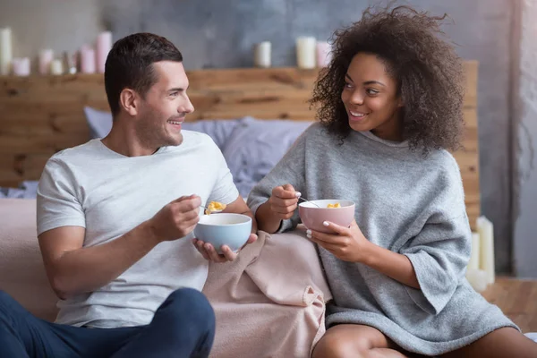 Casal comendo juntos pela manhã — Fotografia de Stock