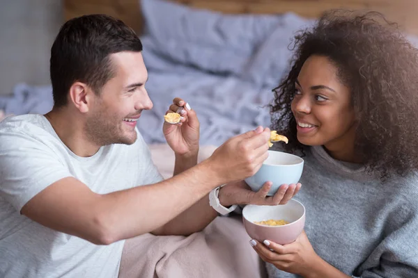 Coppia che si nutre a vicenda di cereali — Foto Stock