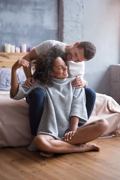 Par sitter tillsammans i ett sovrum — Stockfoto