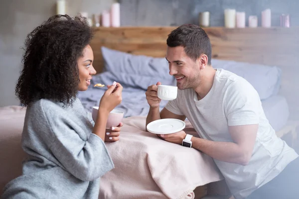 Dulce pareja disfrutando de su desayuno — Foto de Stock