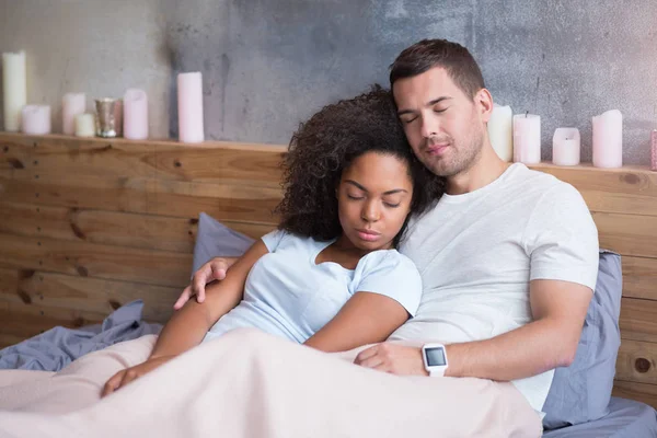 Pareja tomando una siesta juntos — Foto de Stock