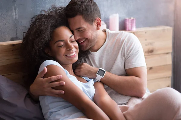 Casal abraçando uns aos outros na cama — Fotografia de Stock