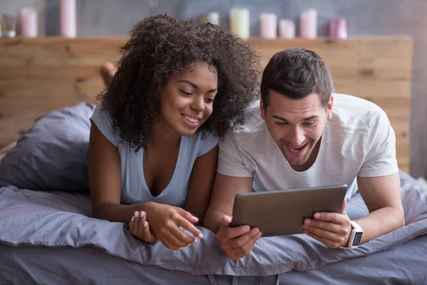 Couple watching  photos on a tablet — Stock Photo, Image
