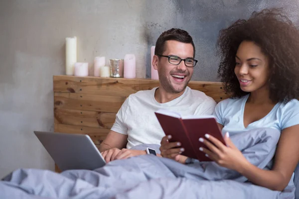 Par njuter smekmånad i sängen — Stockfoto