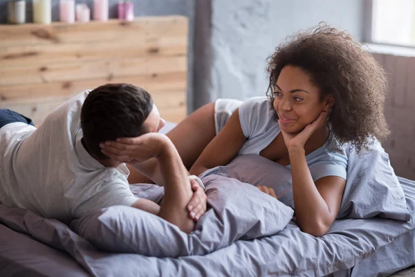 Pareja feliz acostada en la cama juntos — Foto de Stock