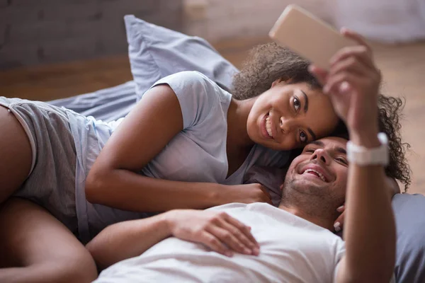 Lächelndes Paar macht Selfie — Stockfoto