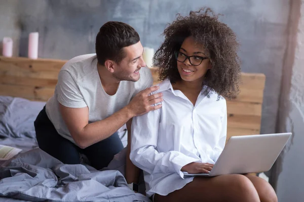 Uomo toccare la spalla della sua ragazza — Foto Stock