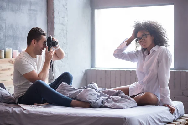 Homem tirando foto de sua namorada posando — Fotografia de Stock