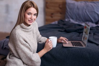 Gülümseyen kadın laptop ile poz