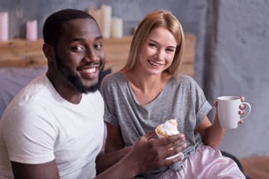 Uluslararası çift birlikte çay içme