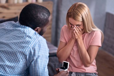 Afrika adam kız arkadaşına bir alyans sunulması