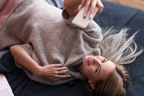 Wanita cantik membuat selfie di tempat tidur — Stok Foto