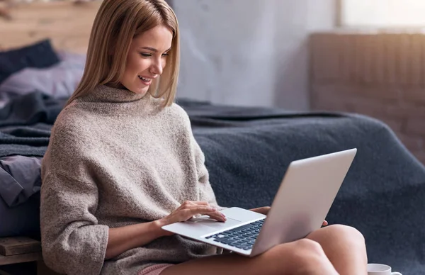 Donna felicissima che tiene un computer portatile in camera da letto — Foto Stock