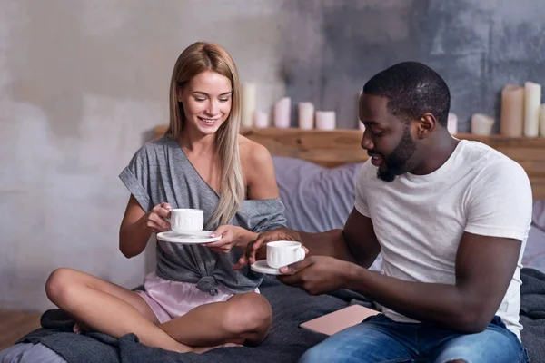 Söt par har frukost i sovrummet tillsammans — Stockfoto