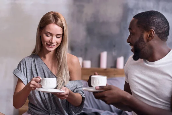 Pareja alegre comiendo juntos en la mañana — Foto de Stock