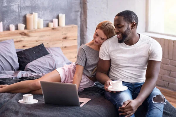 Preciosa pareja disfrutando de la mañana en el dormitorio — Foto de Stock