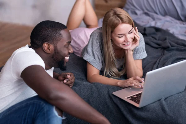 Pareja joven usando portátil en el dormitorio — Foto de Stock