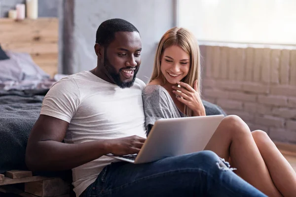 Casal feliz usando laptop no quarto juntos — Fotografia de Stock