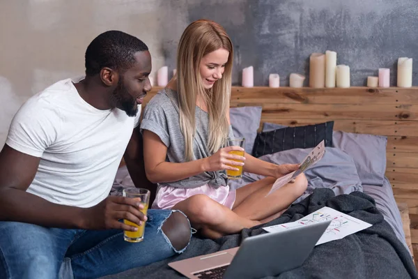 Felice coppia bere succo in camera da letto — Foto Stock