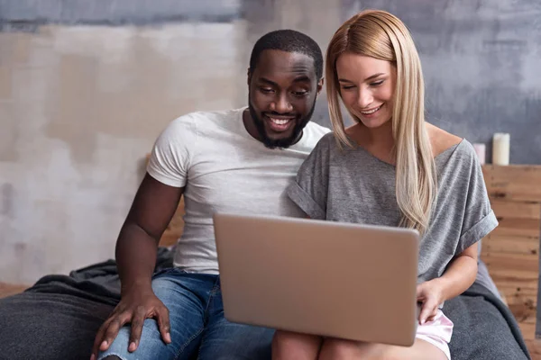 Casal bonito assistindo filme juntos em um laptop — Fotografia de Stock