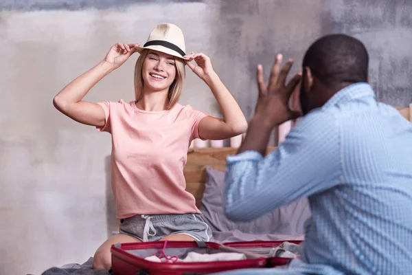 Bella donna in posa per il suo fidanzato africano prima del viaggio — Foto Stock