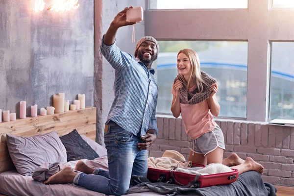 Glückliches Paar macht Selfie zusammen im Bett — Stockfoto