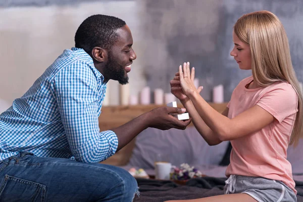 Afrikanska mannen ger bröllopsgåva till sin flickvän — Stockfoto