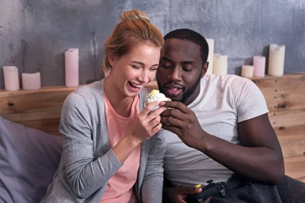 Gamer ζευγάρι τρώει cupcakes στην κρεβατοκάμαρα — Φωτογραφία Αρχείου