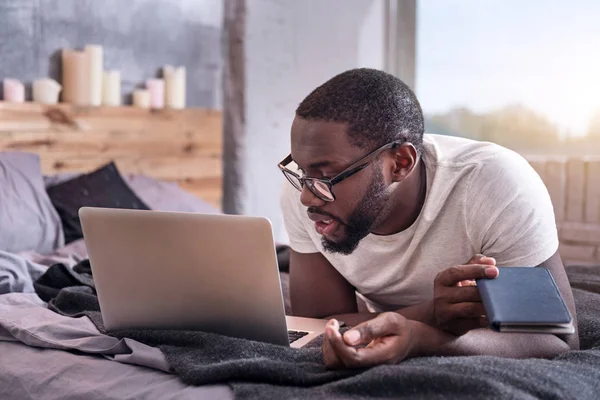 Hombre africano mirando su portátil — Foto de Stock