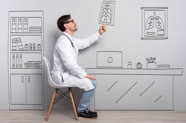 Sandalyede oturan olumlu doktor