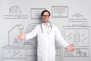 Mutlu genç doktor dolapta duran.