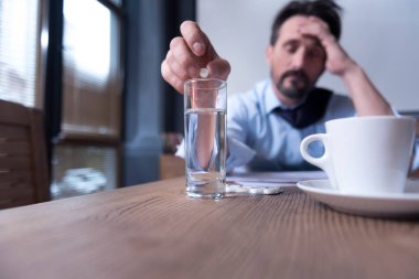 Bir küçük bir yatıştırıcı ilaç seçici odak