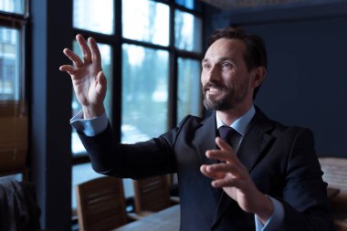 Sanal bir duyusal ekran dokunmak hoş neşeli adam