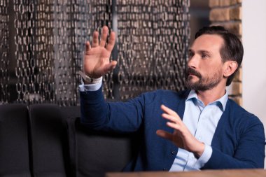 sanal ekran üzerinde çalışan adam