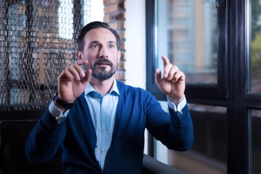 onun önünde görünen adam