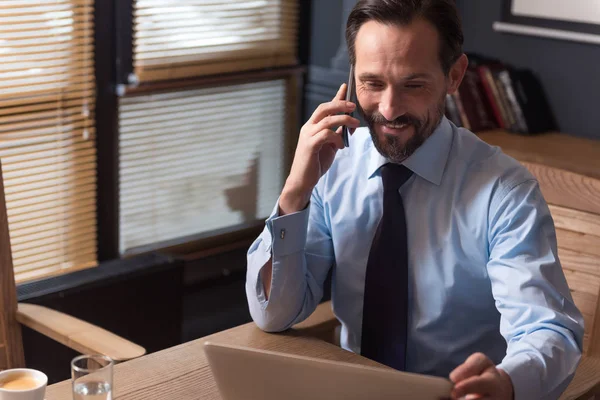 Kellemes kemény munka manager egy telefon beszélgetés — Stock Fotó