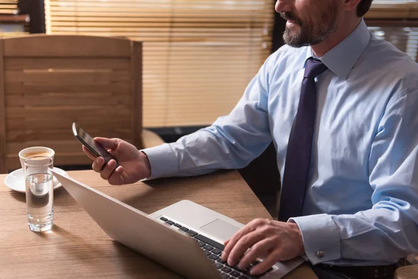 Hombre barbudo guapo sosteniendo un teléfono móvil — Foto de Stock