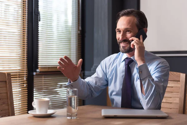 Hombre seguro positivo teniendo una conversación por teléfono — Foto de Stock