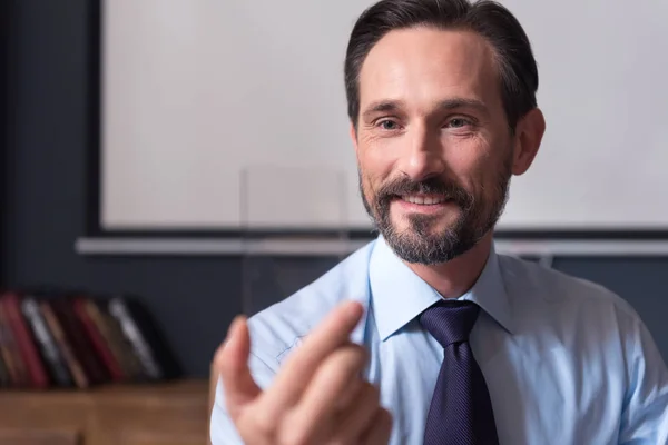 Délicieux homme barbu regardant l'appareil électronique — Photo