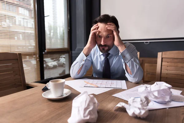 Deprimido hombre cansado sosteniendo su cabeza — Foto de Stock