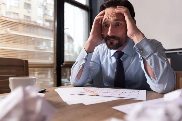 Hombre triste y alegre en busca de una solución — Foto de Stock