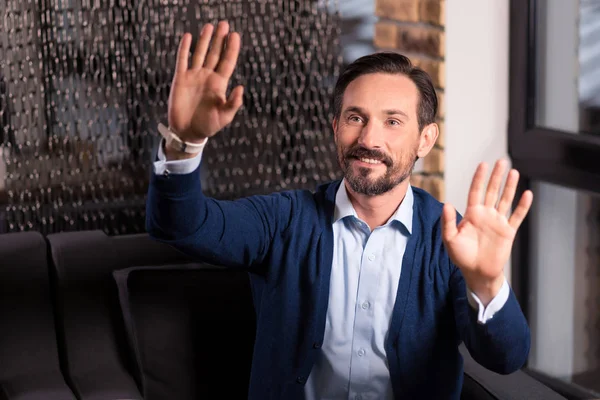 Hombre presionando sus palmas a la pantalla virtual — Foto de Stock